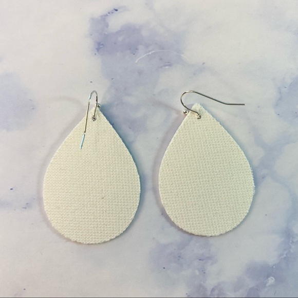 Teal leopard print teardrop earrings, vegan leather, handmade. - Picture 4 of 4